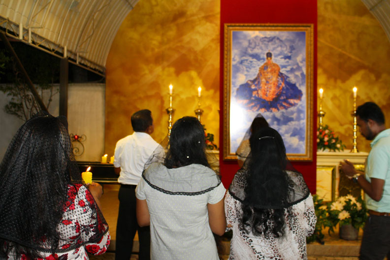 මට පිච්ච මල් සුවදක් දැනුනා, ඒ පිච්ච මල් සුවද නාසයෙන් ඇතුළු වී පපුවේ යම් තැනක හිර වෙනවා වගේ මට දැනුනා, ඉන්පසු සිදු වූ දේ…………. ප්රාතිහාර්යයක්